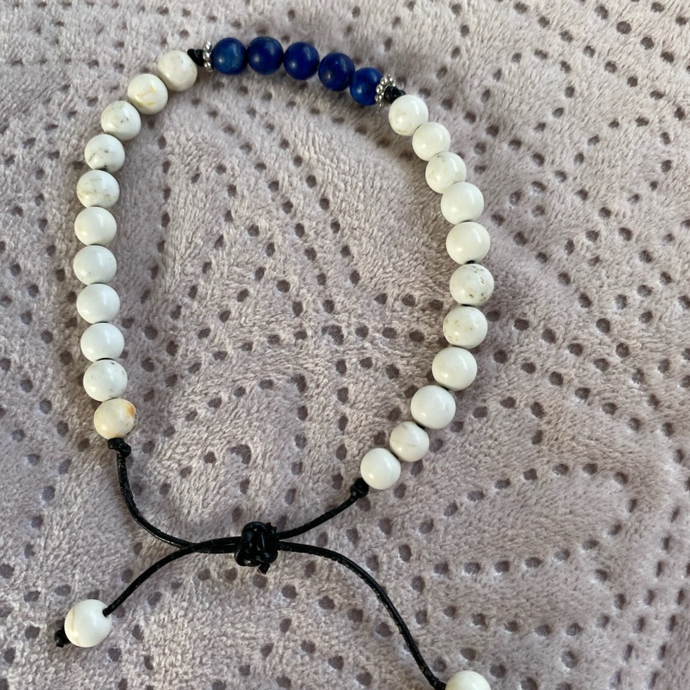 Adjustable howlite and lapis bracelet